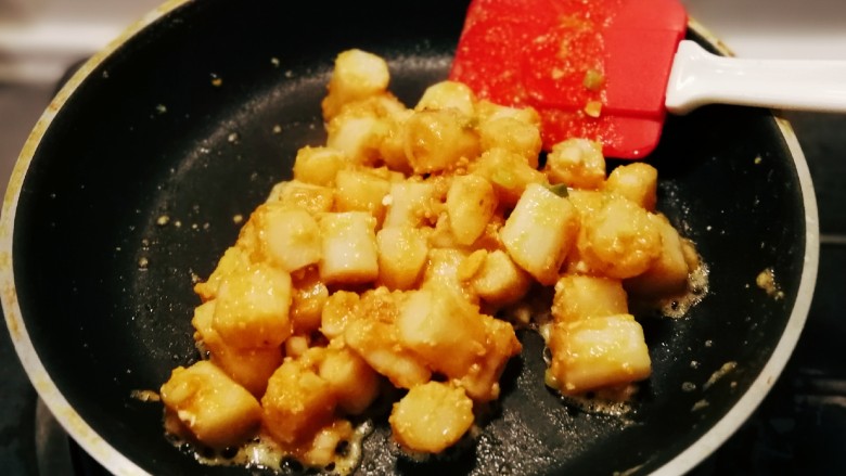 咸蛋黄焗山药,再次翻拌,关火出锅。