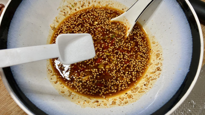 酸辣宽粉➕凉拌酸辣宽粉,拌匀,尝下咸淡,根据个人口味添加少许盐定味