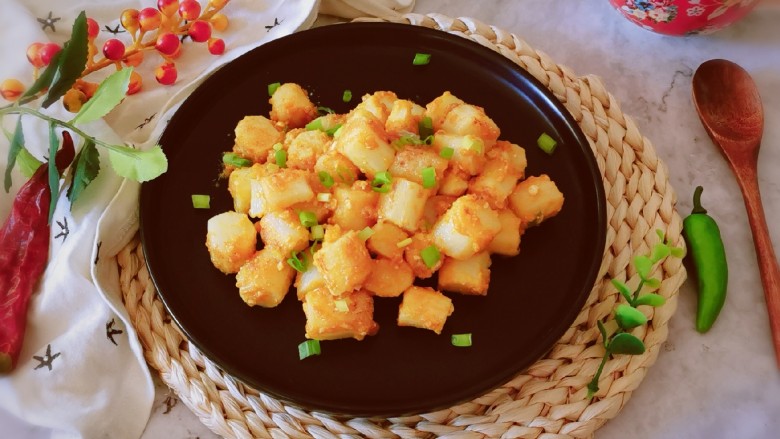 咸蛋黄焗山药,装盘食用。