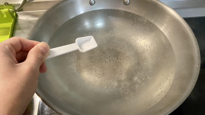蒜蓉西兰花,坐锅烧水,水开加少许盐