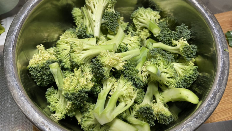 蒜蓉西兰花,西兰花切去根部,切小朵,小一点不要太大
