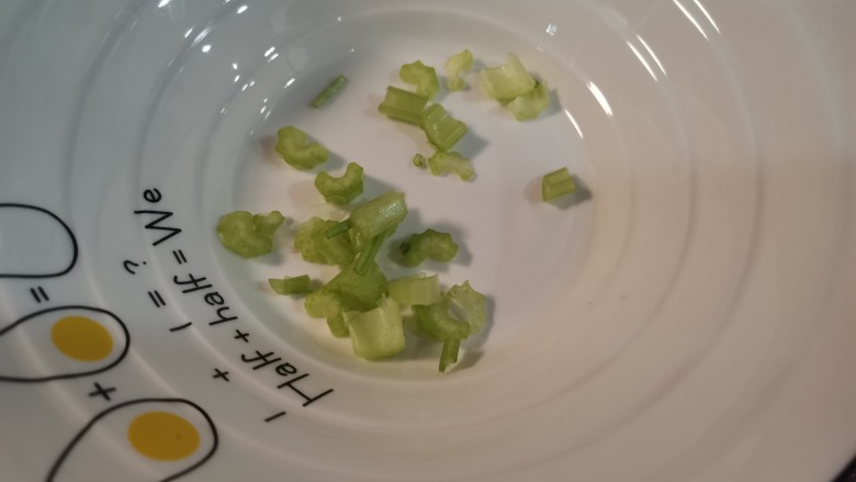 酸辣宽粉,准备一点芹菜切碎,放入碗中。