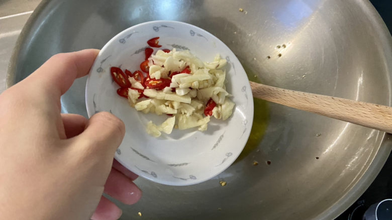 青椒炒土豆丝,热锅冷油,下蒜末小米辣,小火煸香