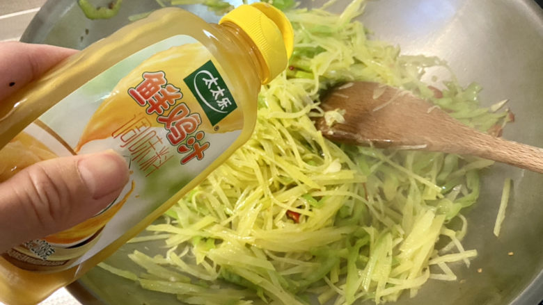 青椒炒土豆丝,加入半茶匙太太乐鸡汁,翻炒均匀