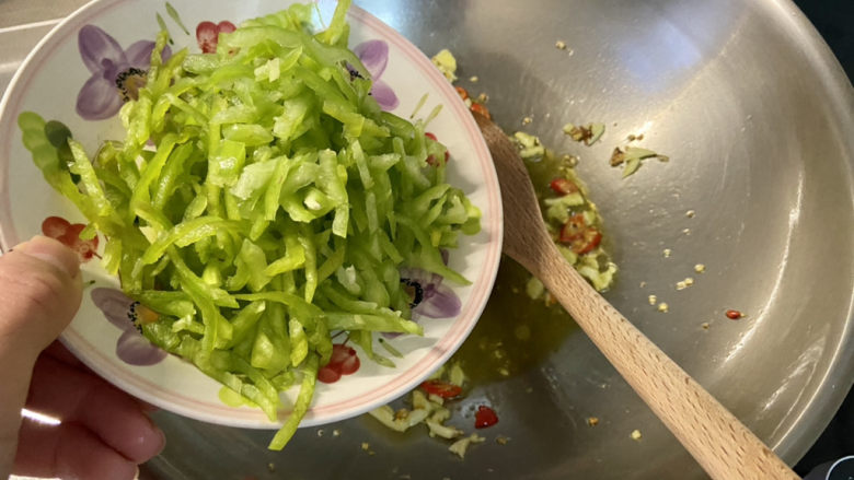 青椒炒土豆丝,下青椒丝,中火煸炒半分钟,炒出辣椒辣香味