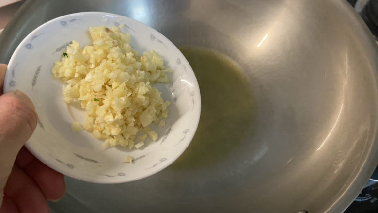 蒜香鸡腿➕蒜蓉香菇蒸鸡腿,热锅冷油,油温热,下蒜末小火煸香