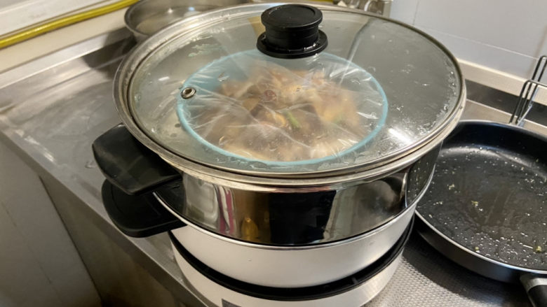 蒜香鸡腿➕蒜蓉香菇蒸鸡腿,蒸锅烧水,水开上锅,中大火蒸30分钟