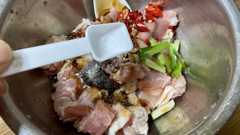 蒜香鸡腿➕蒜蓉香菇蒸鸡腿,尝下咸淡,根据个人口味添加少许食盐,抓拌均匀,