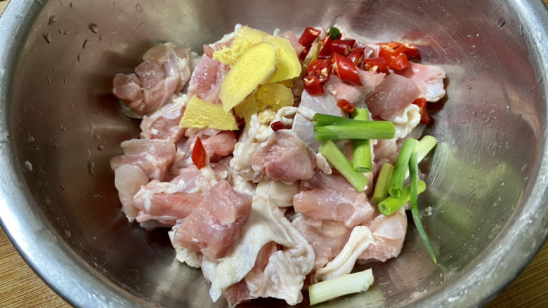 蒜香鸡腿➕蒜蓉香菇蒸鸡腿,加入姜片,葱白,小米辣