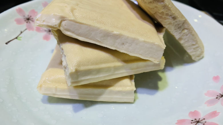 卤豆干,准备一包<a style='color:red;display:inline-block;' href='/shicai/ 5879'>豆干</a>,待用
