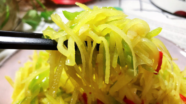 青椒炒土豆丝,这道青椒土豆丝,做法简单,土豆丝爽脆,咸鲜微辣,好吃又营养,喜欢的小伙伴们一起来试试吧😄