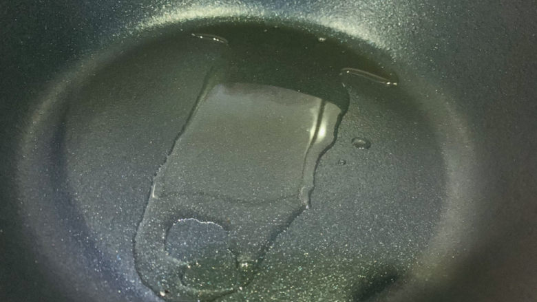 蒜蓉西兰花,锅加食用油,热锅
