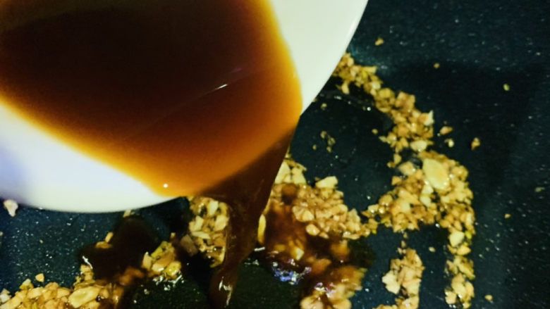 蒜蓉西兰花,待蒜蓉炒至金黄色,加入调好的料汁