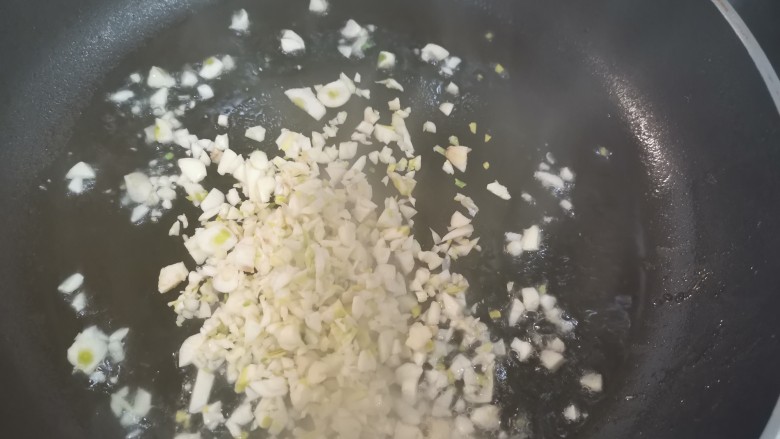 蒜香鸡腿,锅中放油,加入一半儿的大蒜。翻炒。