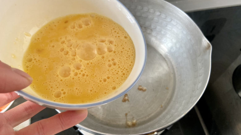 尖椒炒鸡蛋➕尖椒胡萝卜炒鸡蛋,热锅冷油,油多一点,油温热,倒入蛋液