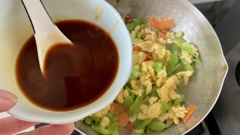 尖椒炒鸡蛋➕尖椒胡萝卜炒鸡蛋,浇上调味汁,翻炒均匀,即可出锅