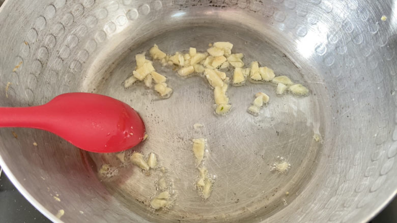 尖椒炒鸡蛋➕尖椒胡萝卜炒鸡蛋,留底油,下蒜末小火煸香