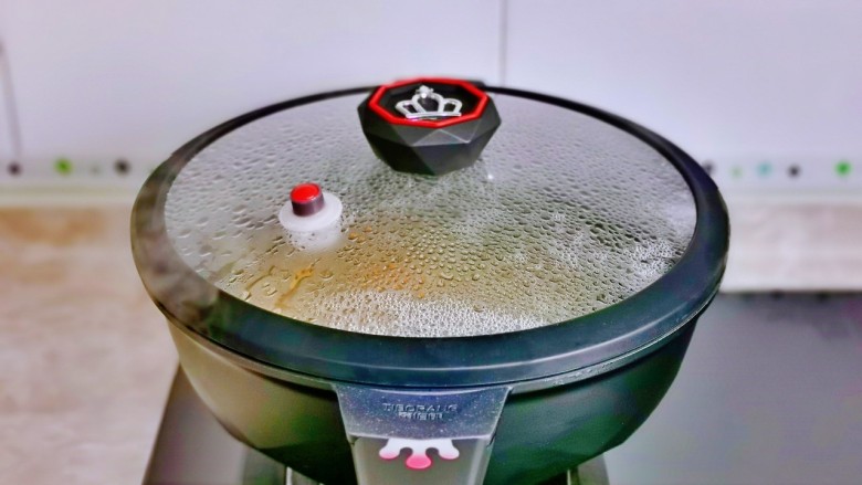 炒口蘑,盖上盖子小火焖煮2分钟。