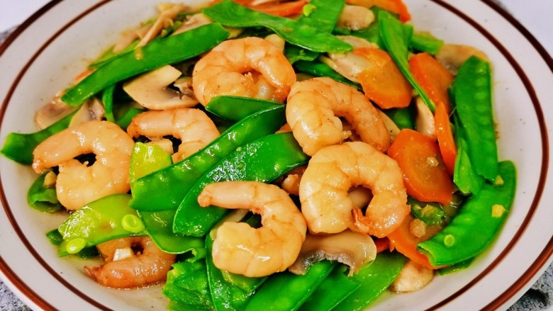 炒口蘑,盛出装盘即可食用,色香味俱全。