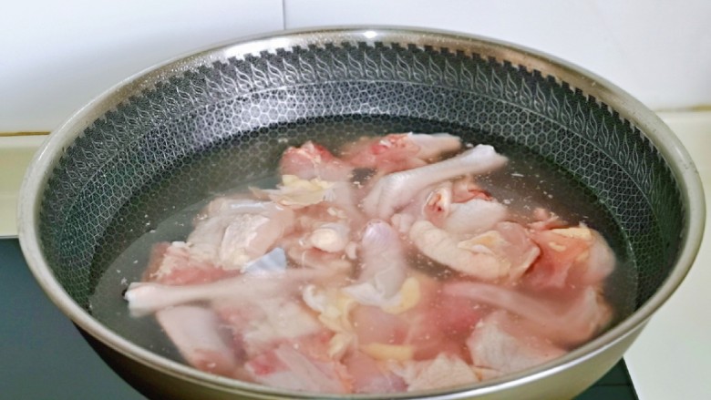 干 锅 茶树菇,鸡块冷水下锅,大火烧开煮3分钟,捞出用冷水反复冲洗,将鸡身上的杂质冲洗干净。