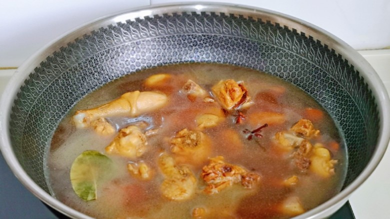干 锅 茶树菇,加入纯净水,没过鸡块为佳。