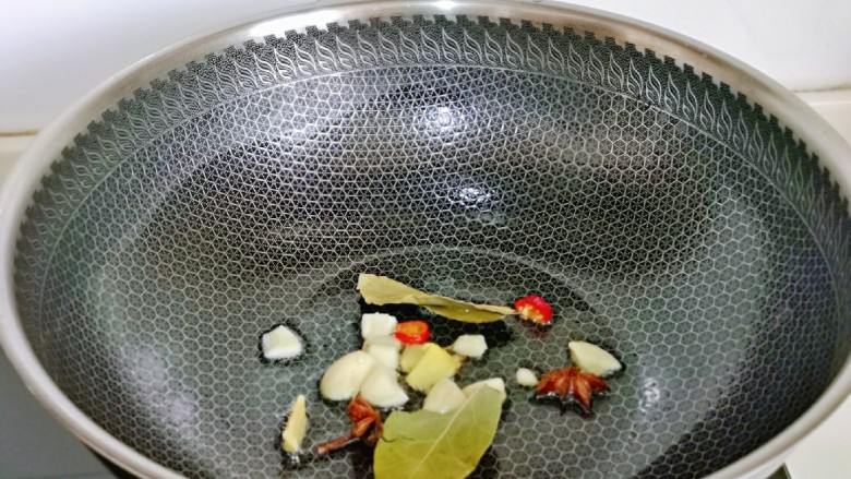 干 锅 茶树菇,起油锅,加入香料煸炒出香味。