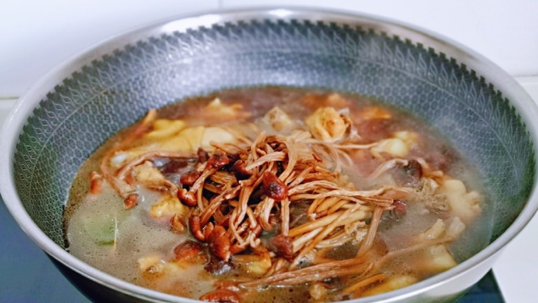 干 锅 茶树菇,加入泡发的茶树菇,大火烧开,转小火慢炖,约35分钟,时间仅供参考,具体要根据买来鸡的年龄另定。