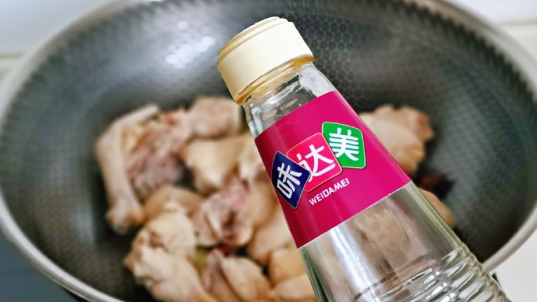 干 锅 茶树菇,加入<a style='color:red;display:inline-block;' href='/shicai/ 718'>料酒</a>。