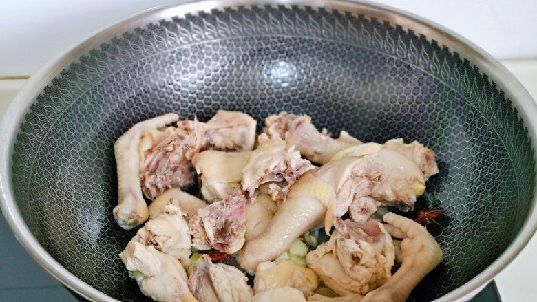干 锅 茶树菇,再加入鸡块煸炒。
