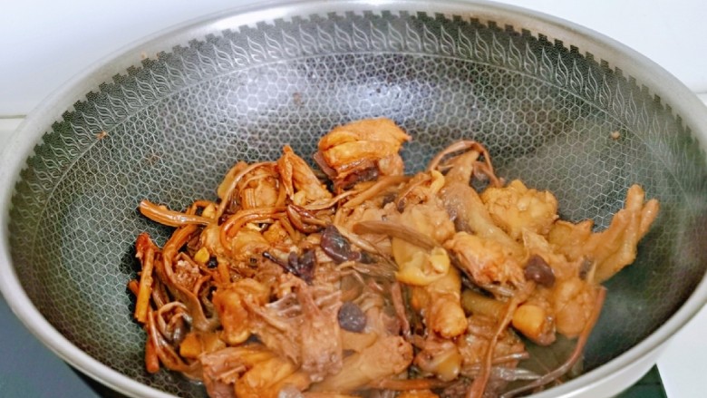 干 锅 茶树菇,按个人口味加入,再炖5分钟,大火收汁,无需收干,有点汤汁更好吃。