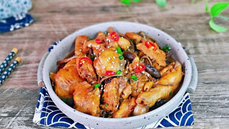 干 锅 茶树菇,盛出装盘。撒上葱花,<a style='color:red;display:inline-block;' href='/shicai/ 141911'>熟白芝麻</a>,辣椒段。