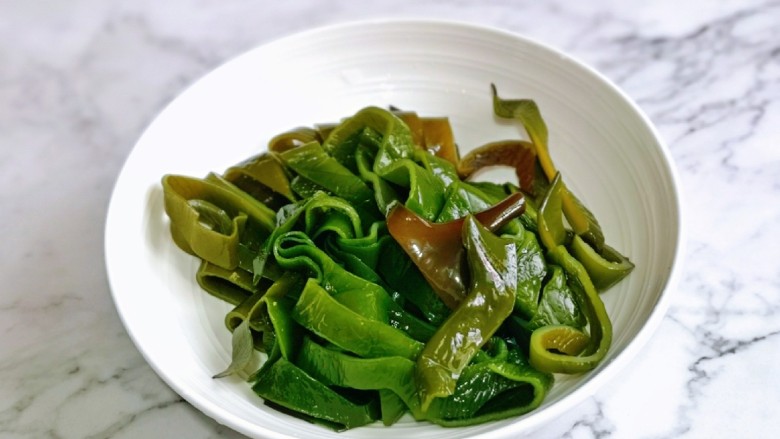 番茄火锅,<a style='color:red;display:inline-block;' href='/shicai/ 277'>海带</a>提前好,再切条。