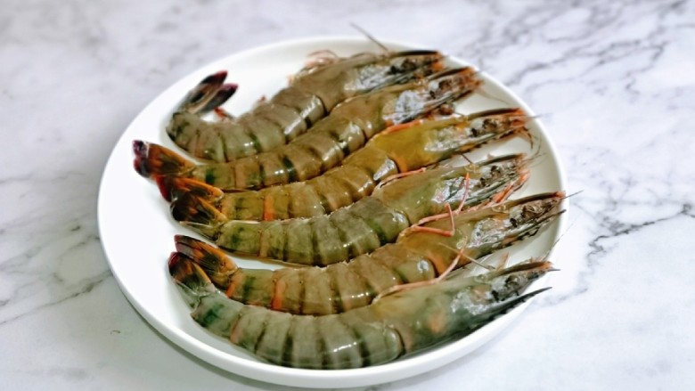 番茄火锅,<a style='color:red;display:inline-block;' href='/shicai/ 8581'>黑虎虾</a>去掉虾线,剪掉嘘嘘头。