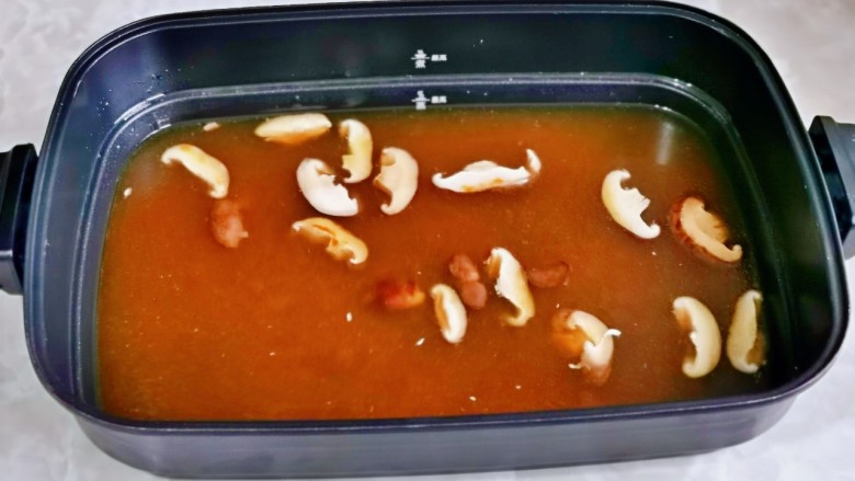牛肉火锅,倒入自己家适合吃火锅的锅中,加入<a style='color:red;display:inline-block;' href='/shicai/ 93'>鸡汤</a>,纯净水。