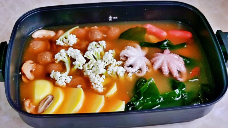 牛肉火锅,再加入各种菜,大火煮熟。(不易熟的先煮)
