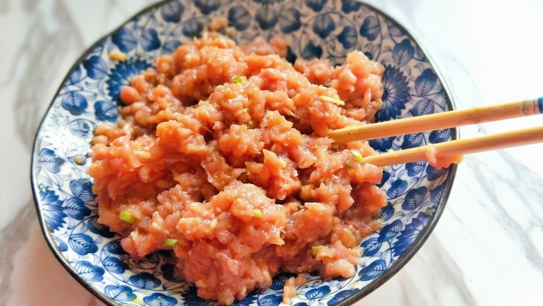 红烧肉丸子,用筷子搅拌均匀,腌制15分钟。