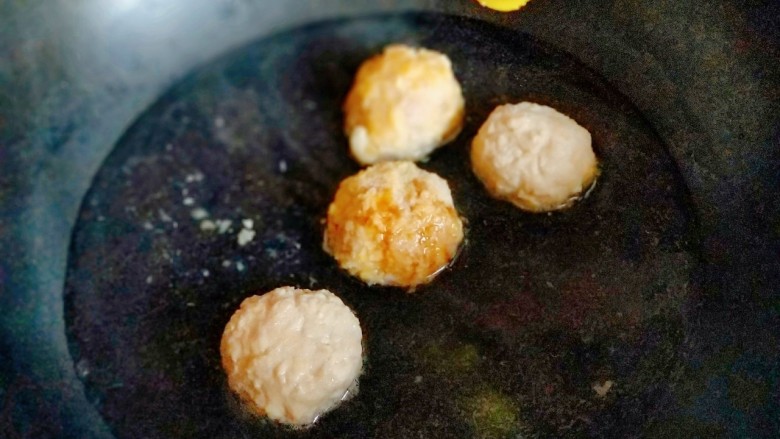 红烧肉丸子,锅中加入清水,把炸好的丸子放入锅中,加入生抽,<a style='color:red;display:inline-block;' href='/shicai/ 762'>老抽</a>。(吃几个做几个)加入白砂糖,再依个人口味加入盐。大火烧开,转中火5分钟,把丸子盛出,汤汁勾芡至浓稠。