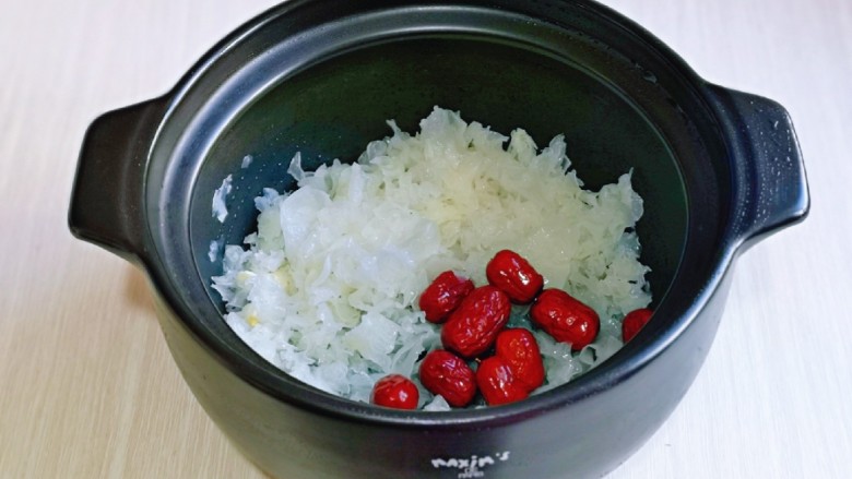 木瓜炖牛奶,将银耳,<a style='color:red;display:inline-block;' href='/shicai/ 2470'>红枣</a>加入砂锅中。