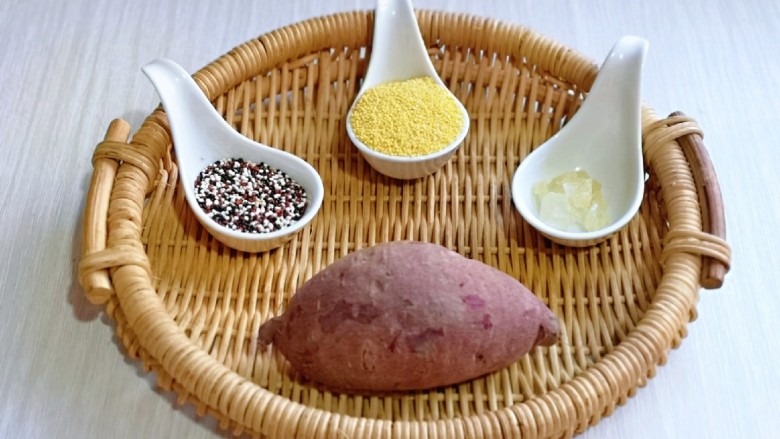 紫薯小米粥,准备食材,所有食材的量可以增减。