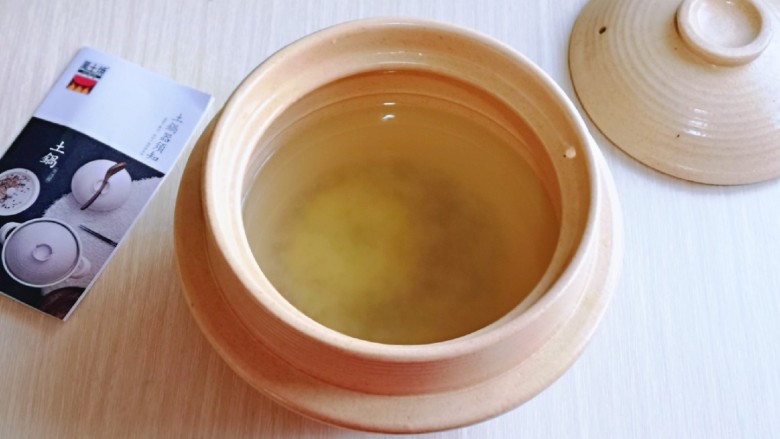 紫薯小米粥,砂锅中加入纯净水,再将泡好的米倒入锅中,一次加够水量。