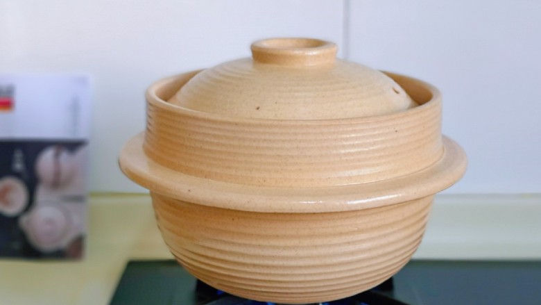 紫薯小米粥,盖上盖子,大火烧开,再转小火约30分钟左右,时间也可以自己掌握。