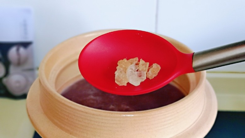 紫薯小米粥,大约熬了20分钟时,按个人喜好加入<a style='color:red;display:inline-block;' href='/shicai/ 866'>冰糖</a>,继续小火熬10分钟。