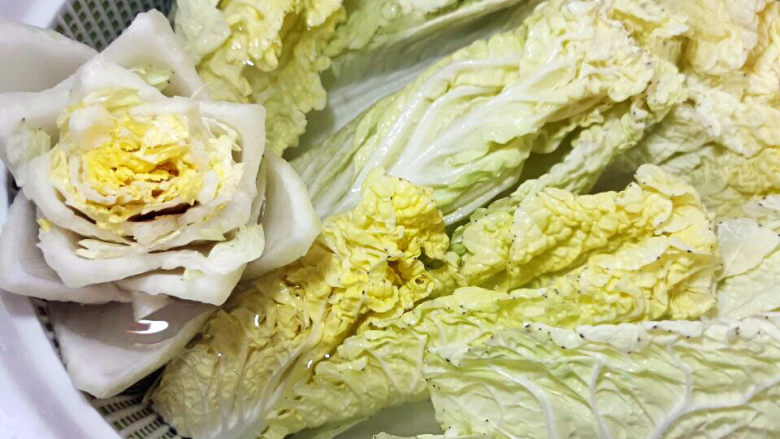 白菜炒豆腐,菜叶一定要一片一片搓洗,再连同白菜花一起浸泡