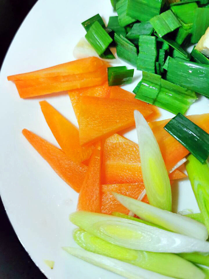 白菜炒豆腐,青蒜苗切片,红萝卜切片