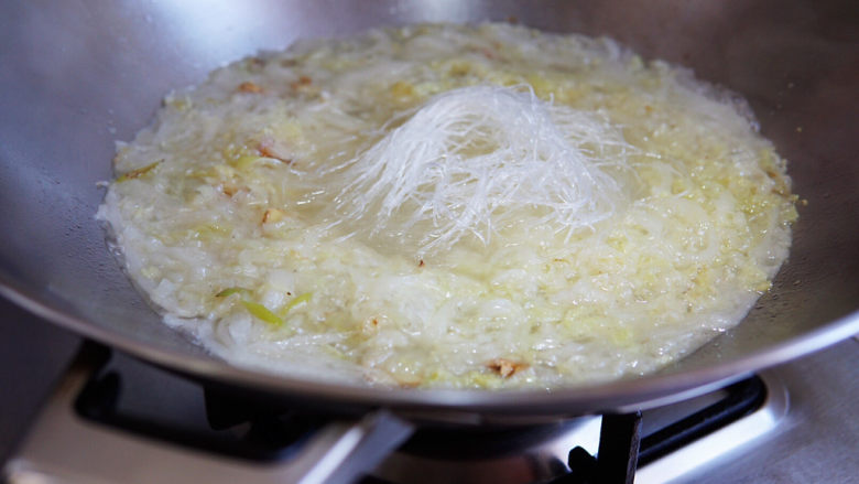 白菜粉丝汤,加入粉丝,再次煮开