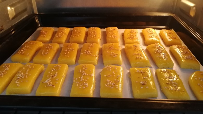 炉果,放入烤箱中层,185度,烤15分钟。(时间和温度根据自己的烤箱调整)