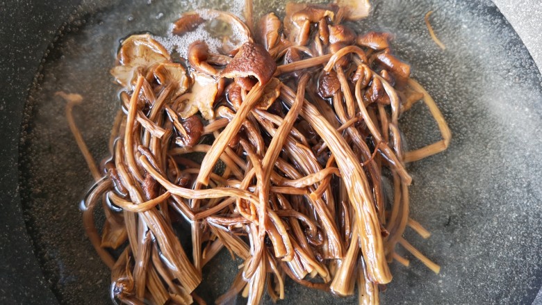 干锅茶树菇,锅中宽水烧开,下茶树菇煮3分钟。