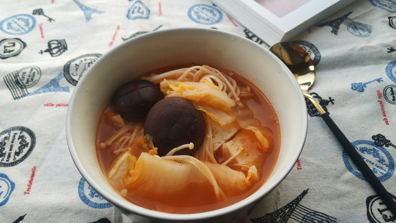 番茄火锅,冬天来上一碗,又暖和又有饱腹感,不过瘾可以继续涮自己喜欢的食材,继续吃