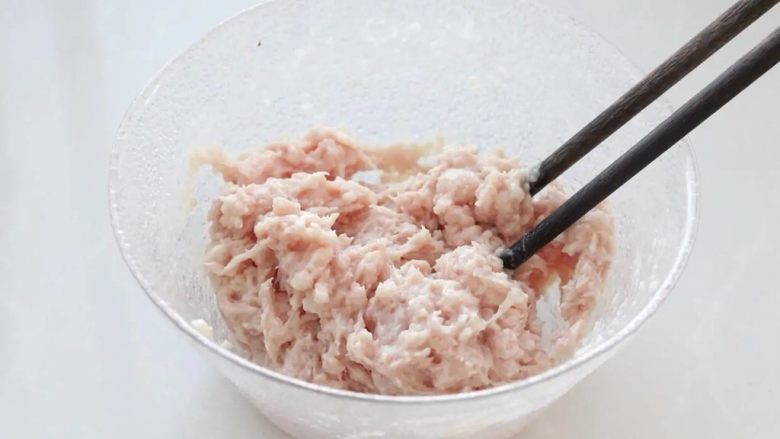 红烧肉丸子,在肉糜中分两次加入葱姜水,每次加一大勺,用筷子顺时针搅拌上劲儿。