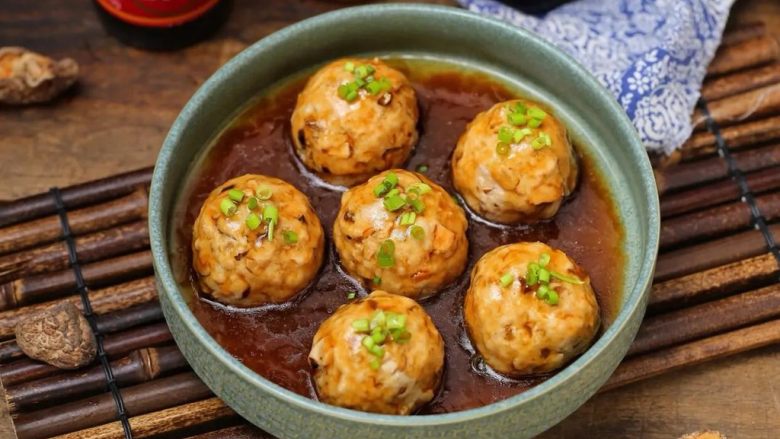 红烧肉丸子,一道香嫩美味的红烧肉丸子就做好了!